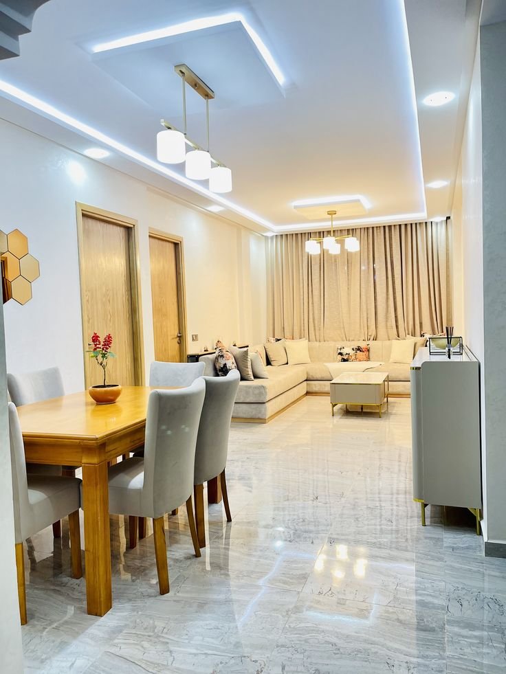 غرفة معيشة مكتملة التشطيب مع دهان وديكور جبسي

