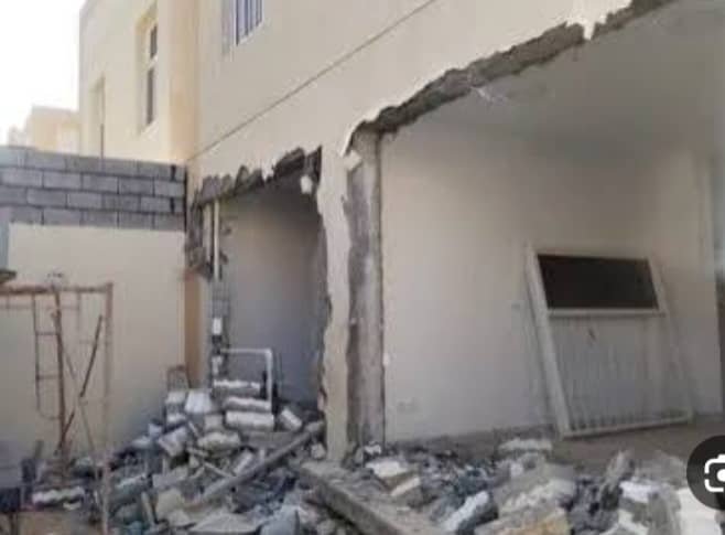 ملحق خارجي مكتمل التشطيب مع إضاءة ليلية
